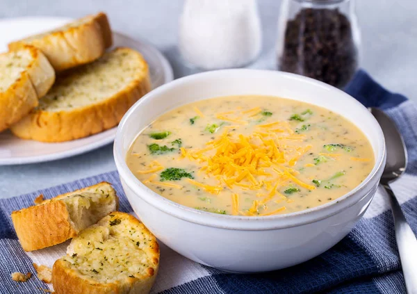 Tazón de sopa de queso Cheddar de brócoli cremoso — Foto de Stock