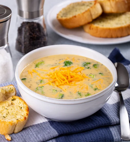 Tazón de sopa de queso Cheddar de brócoli cremoso — Foto de Stock