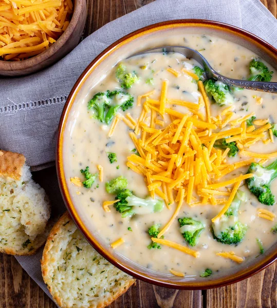 Tazón de sopa de queso Cheddar de brócoli cremoso — Foto de Stock