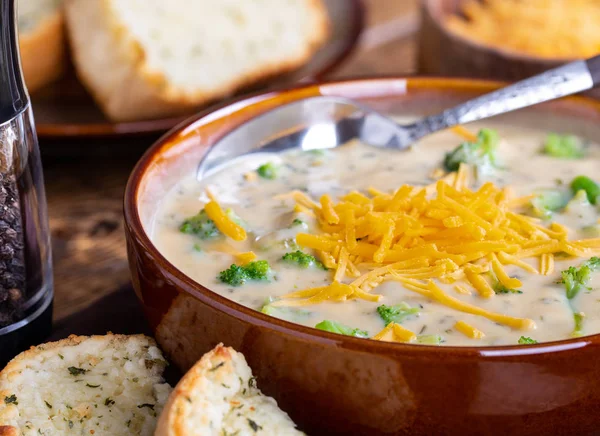 Tazón de sopa de queso Cheddar de brócoli cremoso — Foto de Stock