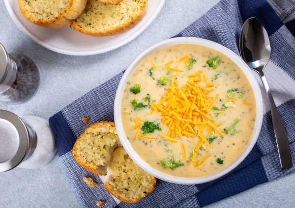 Tazón de sopa de queso Cheddar de brócoli cremoso — Foto de Stock