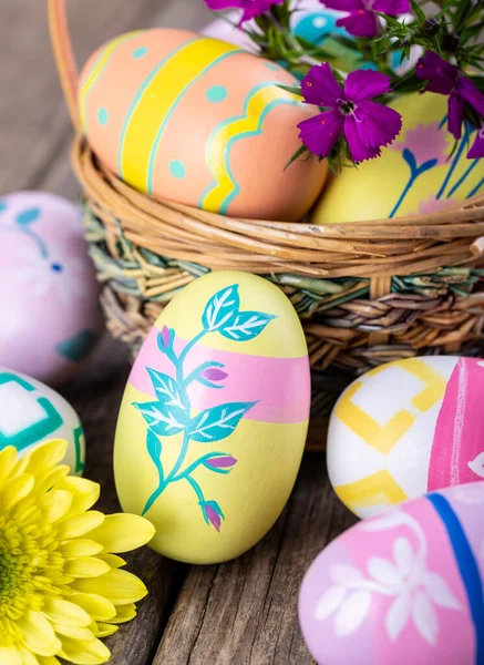 Primer Plano Huevos Pascua Colores Mesa Madera Una Cesta Con — Foto de Stock