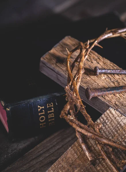 Nahaufnahme Von Holzkreuz Und Dornenkrone Mit Der Heiligen Bibel Dunklem — Stockfoto