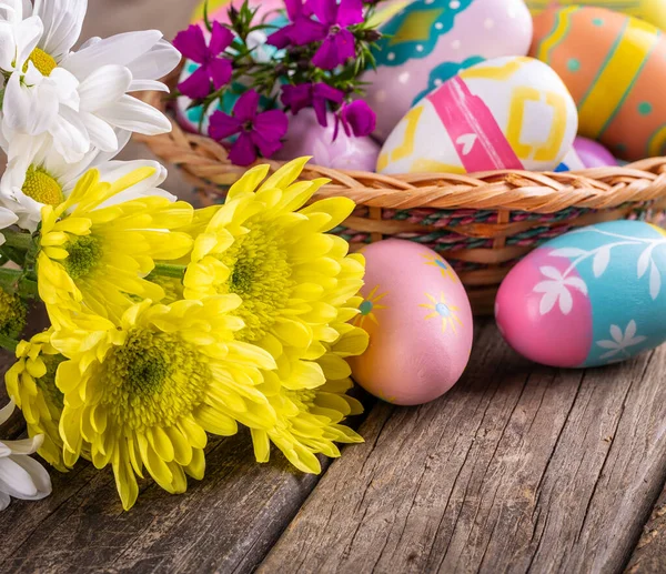 Primer Plano Flores Colores Huevos Pascua Una Antigua Superficie Madera — Foto de Stock