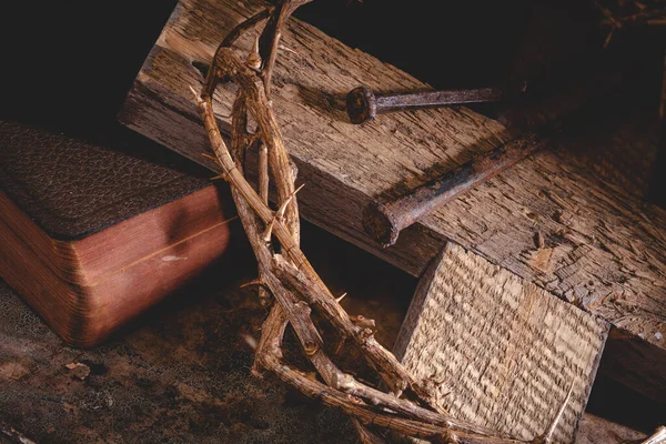 Closeup Wooden Cross Crown Thorns Old Bible Dark Rustic Setting — Stock Photo, Image