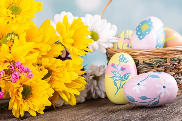 Closeup Bouquet Beautiful Yellow Daisies Colorful Easter Eggs Wooden Surface — Stock Photo, Image