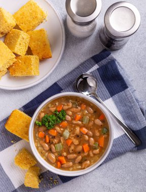 Havuçlu ve kerevizli fasulye çorbası ve yanında da mısır ekmeği.