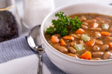 Beyaz kasede havuçlu ve kerevizli fasulye çorbası. 