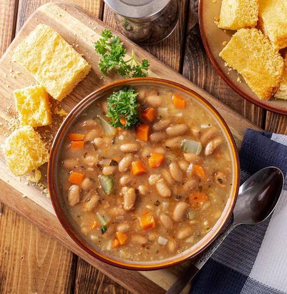 위에서 맛있는 콩국에 셀러리를 곁들여 식탁에 옥수수 — 스톡 사진