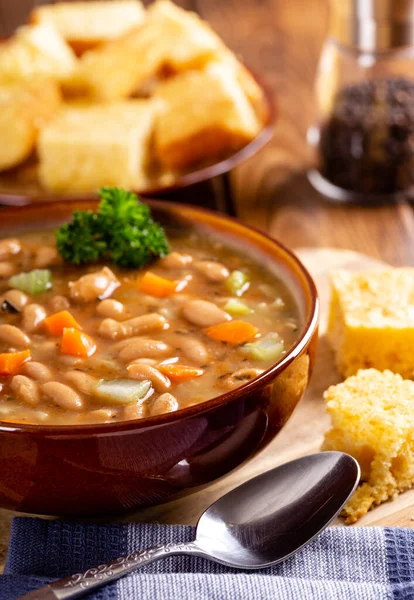 Schaal Smakelijke Bonensoep Met Maïsbrood Een Houten Tafel — Stockfoto