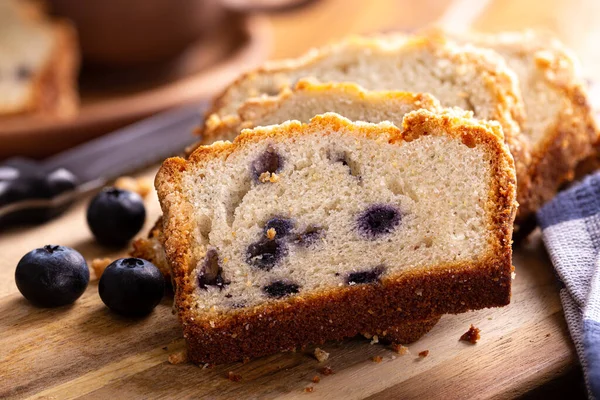 Primer Plano Del Pan Dulce Streusel Arándanos Rodajas Con Bayas —  Fotos de Stock