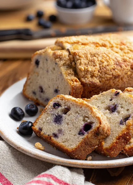 Sluitingen Van Gesneden Bosbessen Streusel Brood Verse Bessen Een Bord — Stockfoto