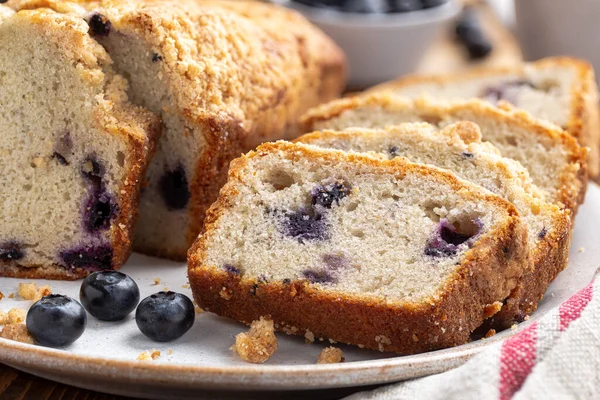 Primer Plano Rodajas Pan Arándanos Streusel Pan Bayas Frescas Plato —  Fotos de Stock