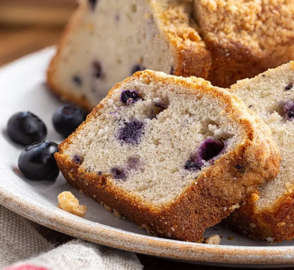 Primer Plano Rodajas Pan Arándanos Streusel Pan Bayas Frescas Plato — Foto de Stock