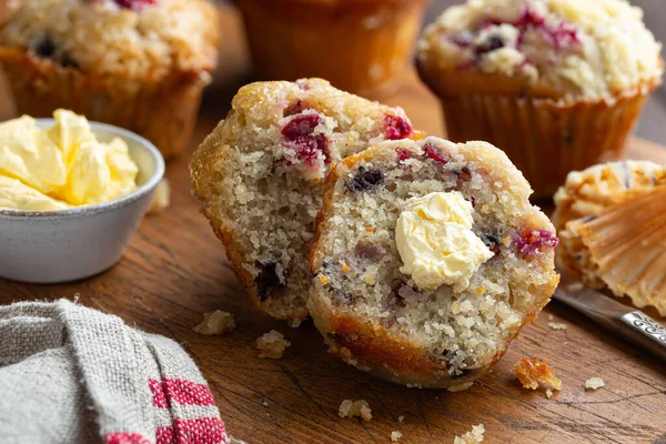 Primo Piano Muffin Mirtillo Mirtillo Tagliato Metà Con Burro Tagliere — Foto Stock