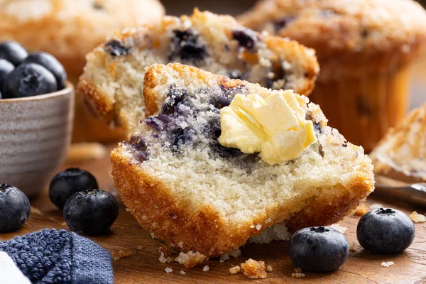 Closeup Muffin Mirtilo Cortado Meio Com Manteiga Bagas Frescas Uma — Fotografia de Stock