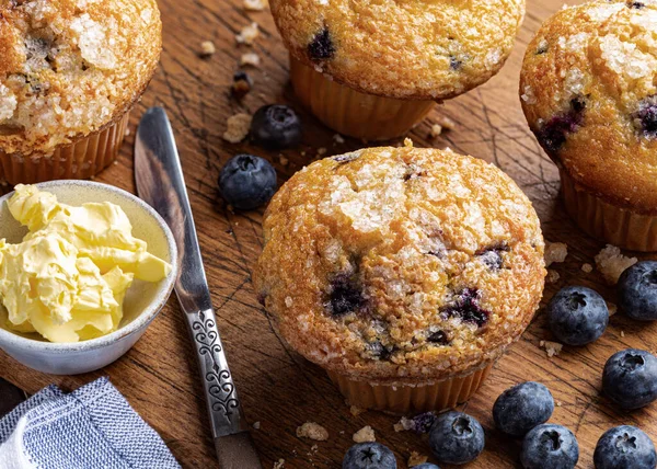Blaubeer Muffins Und Frische Beeren Mit Einer Schüssel Butter Auf — Stockfoto