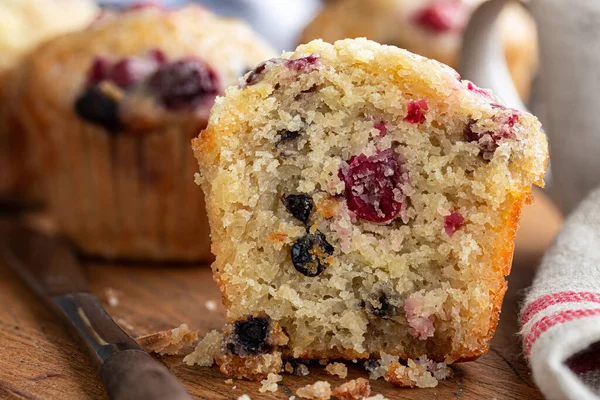 Primo Piano Mirtillo Muffin Mirtillo Tagliato Metà Tagliere Legno Rustico — Foto Stock