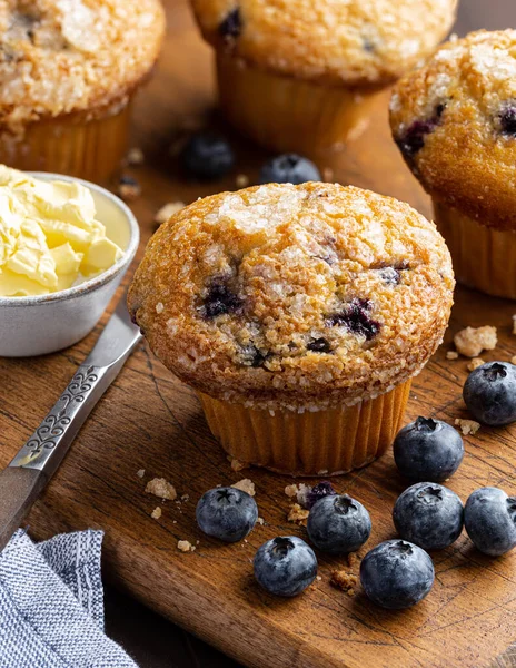 Blaubeermuffin Und Frische Beeren Auf Einem Rustikalen Holzschneidebrett — Stockfoto