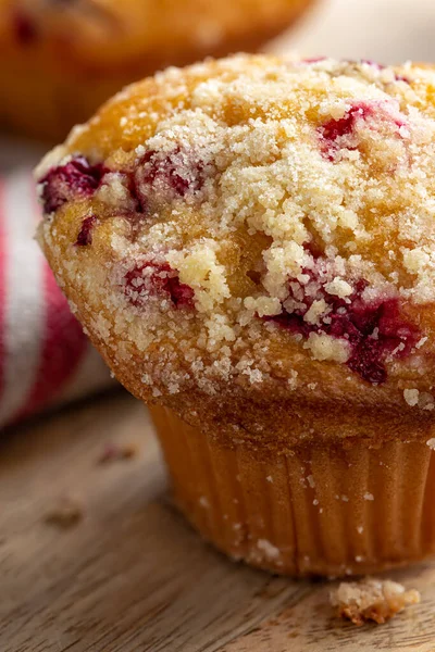 Gros Plan Délicieux Muffin Aux Canneberges Sur Une Table Bois — Photo