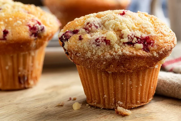 Nahaufnahme Eines Köstlichen Preiselbeermuffins Auf Einem Holztisch — Stockfoto