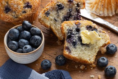Yaban mersinli kek, tereyağı ve taze böğürtlen ile ikiye bölünmüş.