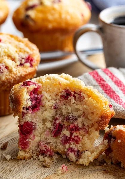 Κοντινό Πλάνο Ενός Πεντανόστιμου Cranberry Muffin Κομμένο Στη Μέση Ξύλινο — Φωτογραφία Αρχείου