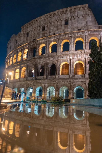 Roma, İtalya - 20 Kasım 2018: Coronavirus 'tan bir yıl önce Roma' nın en ünlü anıtlarını ziyaret edin