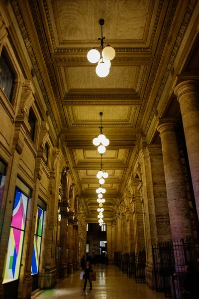 Roma, İtalya - 20 Kasım 2018: Coronavirus 'tan bir yıl önce Roma' nın en ünlü anıtlarını ziyaret edin