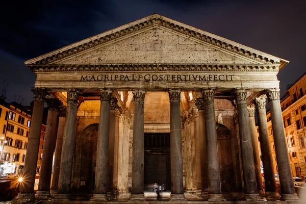 Roma, İtalya - 20 Kasım 2018: Coronavirus 'tan bir yıl önce Roma' nın en ünlü anıtlarını ziyaret edin