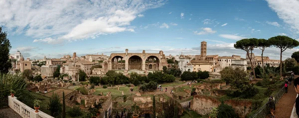 Roma, İtalya - 20 Kasım 2018: Coronavirus 'tan bir yıl önce Roma' nın en ünlü anıtlarını ziyaret edin