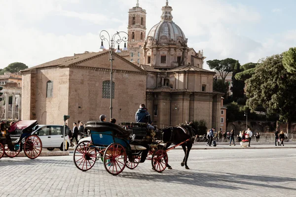 Roma, İtalya - 20 Kasım 2018: Coronavirus 'tan bir yıl önce Roma' nın en ünlü anıtlarını ziyaret edin