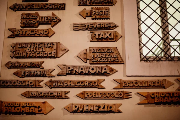 Roma, İtalya - 20 Kasım 2018: Coronavirus 'tan bir yıl önce Roma' nın en ünlü anıtlarını ziyaret edin