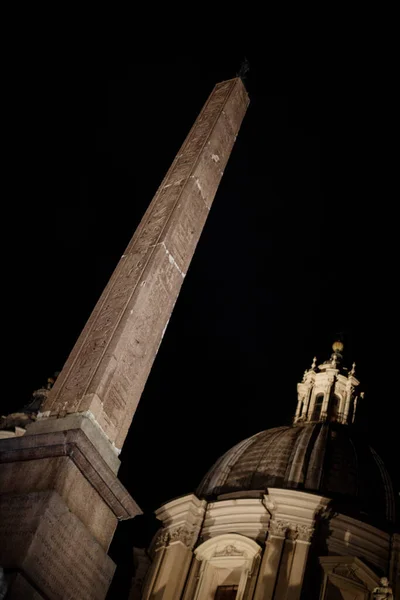 Roma, İtalya - 20 Kasım 2018: Coronavirus 'tan bir yıl önce Roma' nın en ünlü anıtlarını ziyaret edin