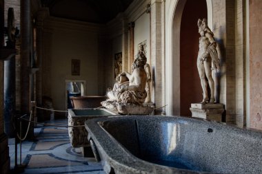 Roma, İtalya - 20 Kasım 2018: Coronavirus 'tan bir yıl önce Roma' nın en ünlü anıtlarını ziyaret edin