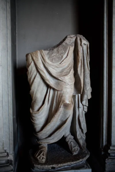 Roma, İtalya - 20 Kasım 2018: Coronavirus 'tan bir yıl önce Roma' nın en ünlü anıtlarını ziyaret edin