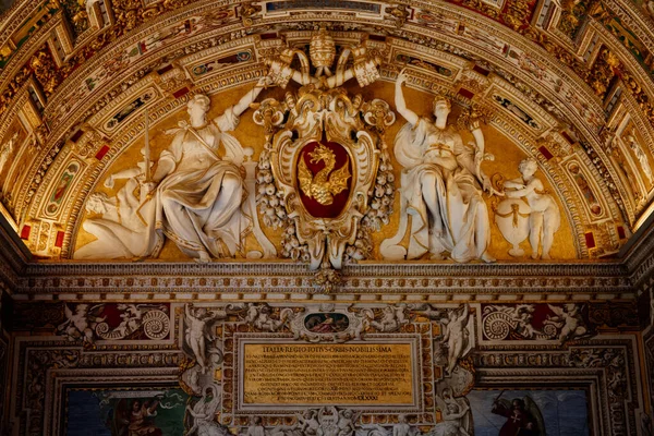 Roma, İtalya - 20 Kasım 2018: Coronavirus 'tan bir yıl önce Roma' nın en ünlü anıtlarını ziyaret edin