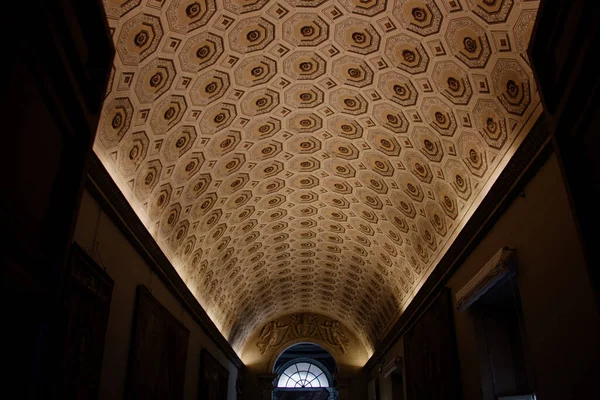 Roma, İtalya - 20 Kasım 2018: Coronavirus 'tan bir yıl önce Roma' nın en ünlü anıtlarını ziyaret edin