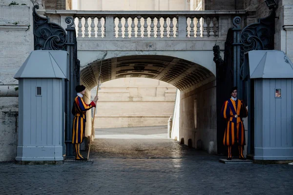 Roma, İtalya - 20 Kasım 2018: Coronavirus 'tan bir yıl önce Roma' nın en ünlü anıtlarını ziyaret edin