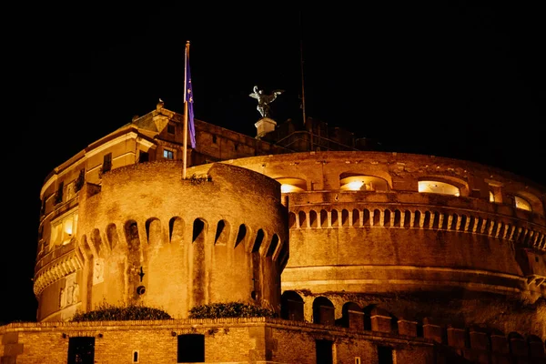 Roma, İtalya - 20 Kasım 2018: Coronavirus 'tan bir yıl önce Roma' nın en ünlü anıtlarını ziyaret edin