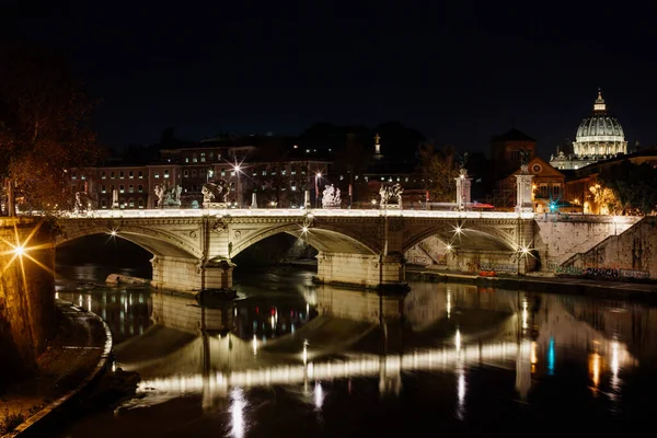 Roma, İtalya - 20 Kasım 2018: Coronavirus 'tan bir yıl önce Roma' nın en ünlü anıtlarını ziyaret edin