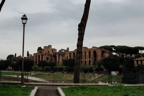 Roma, İtalya - 20 Kasım 2018: Coronavirus 'tan bir yıl önce Roma' nın en ünlü anıtlarını ziyaret edin