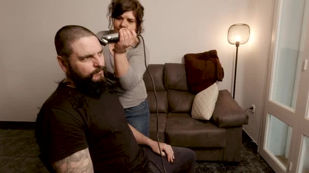 Haircut Hause Durch Die Einsperrung Der Covid — Stockvideo