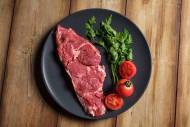 Sarımsak ve yağla pişirmek için bir parça et.