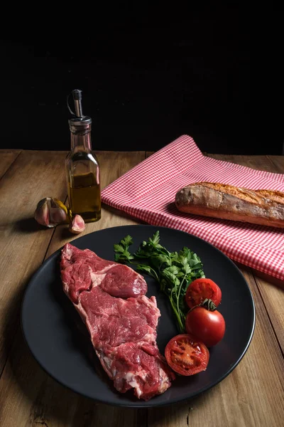 Sarımsak ve yağla pişirmek için bir parça et.