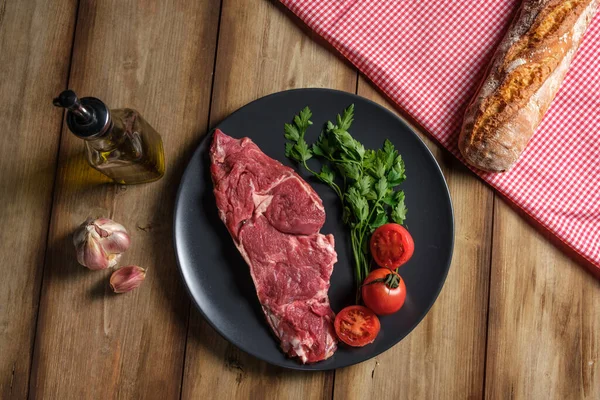 Sarımsak ve yağla pişirmek için bir parça et.