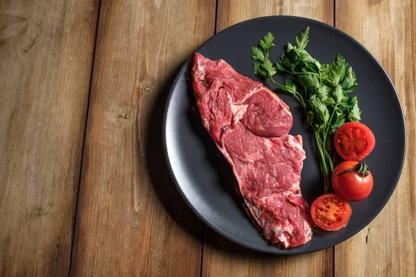 Sarımsak ve yağla pişirmek için bir parça et.