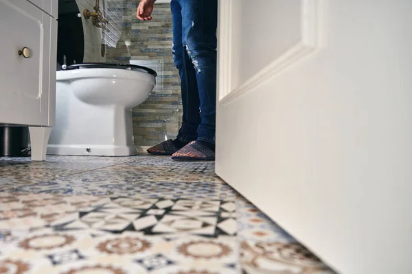 Adam karantina günlerinde tuvalette oturup işini yapıyor.