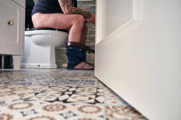 Adam karantina günlerinde tuvalette oturup işini yapıyor.