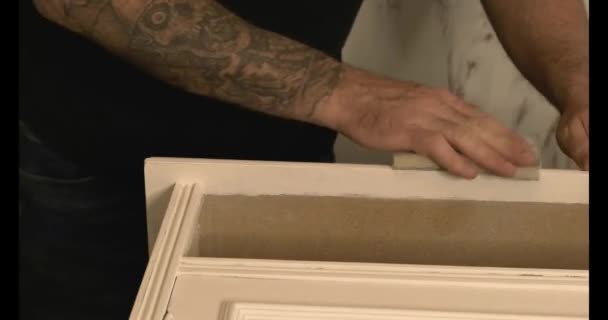 Детали Реставрации Старинной Мебели Белом Эффектом Патины — стоковое видео